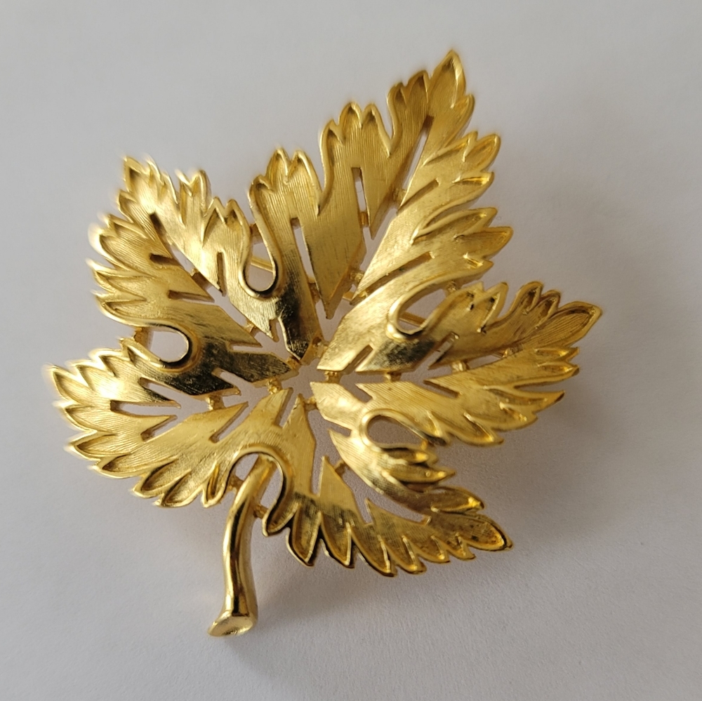Vintage Trifari Gold Tone Leaf Brooch. - Picture 1 of 4